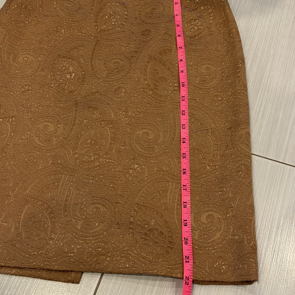 Banana Republic NWOT Pencil lined Skirt, texture with Metallic fabric. - Picture 6 of 8